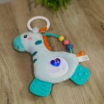 Музичка плишана жирафа со глодалка и светло Soothe and Glow – слика 6