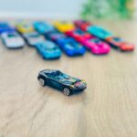 Сет од 15 метални спортски автомобилчиња во проѕирна кутија-туба – слика 4
