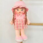 Мека кукла со капа, плетенки и карирано фустанче, 40 cm – слика 3