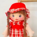 Мека кукла со капа, плетенки и карирано фустанче, 40 cm – слика 4