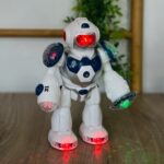Робот што оди со LED светла што се проектираат и музика, 24 cm – слика 2