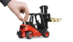 Bruder Виљушкар Linde H30D со 2 евро палети, размер 1:16 – слика 2