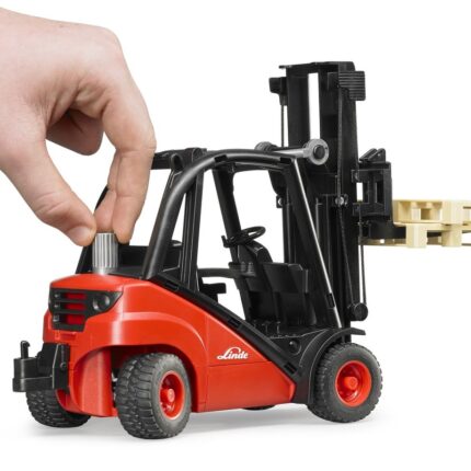 Bruder Виљушкар Linde H30D со 2 евро палети, размер 1:16 – слика 2