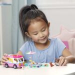 Barbie MEGA Сет коцки Adventure DreamCamper, 123 дела, со 2 мини кукли – слика 5