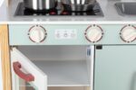 Free2Play Дрвена детска кујна Mini Chef со светла, звуци и додатоци – слика 4