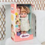 Kukull Jelena 30 cm me flokë bjonde, në kuti, modele të ndryshme