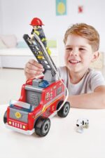 Hape Дрвено пожарно возило Fire Truck со пожарникар и куче – слика 4