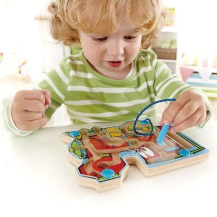 Hape Дрвен магнетен лавиринт Choo Choo Tracks во форма на возче – слика 2