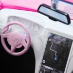 Barbie Спортски кабриолет за кукли, розов, собира 2 кукли – слика 4