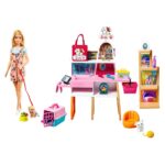 BARBIE Сет за игра Продавница за миленичиња со кукла, над 20 додатоци, GRG90
