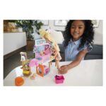 BARBIE Сет за игра Продавница за миленичиња со кукла, над 20 додатоци, GRG90